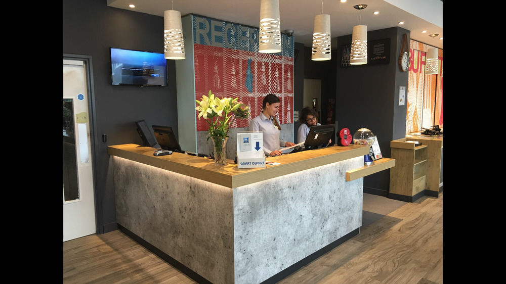 伦敦豪士罗宜必思快捷酒店 外观 照片